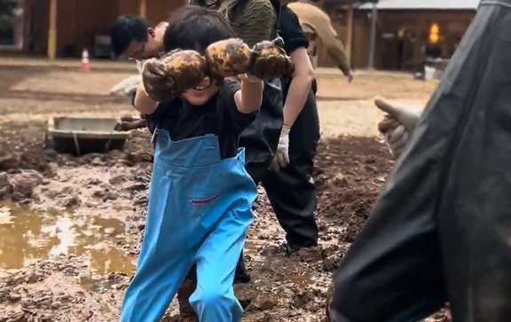 泥の中から宝さがし！蓮根掘り体験